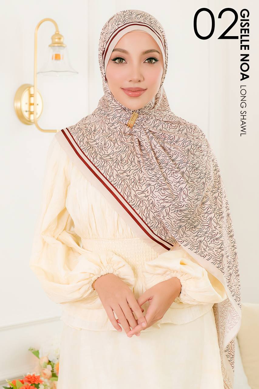 Giselle Noa in Off White