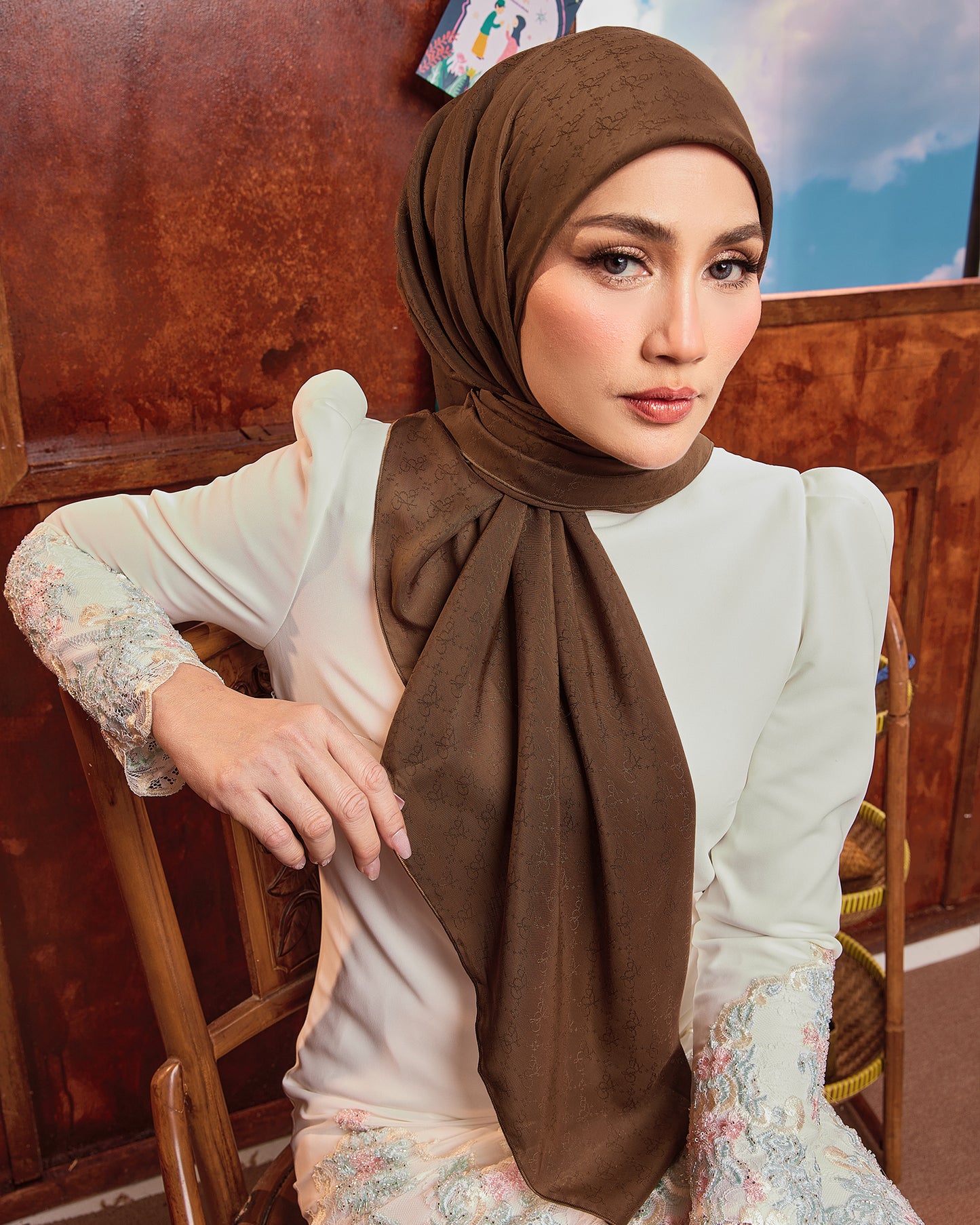 Raya Delight in Walnut