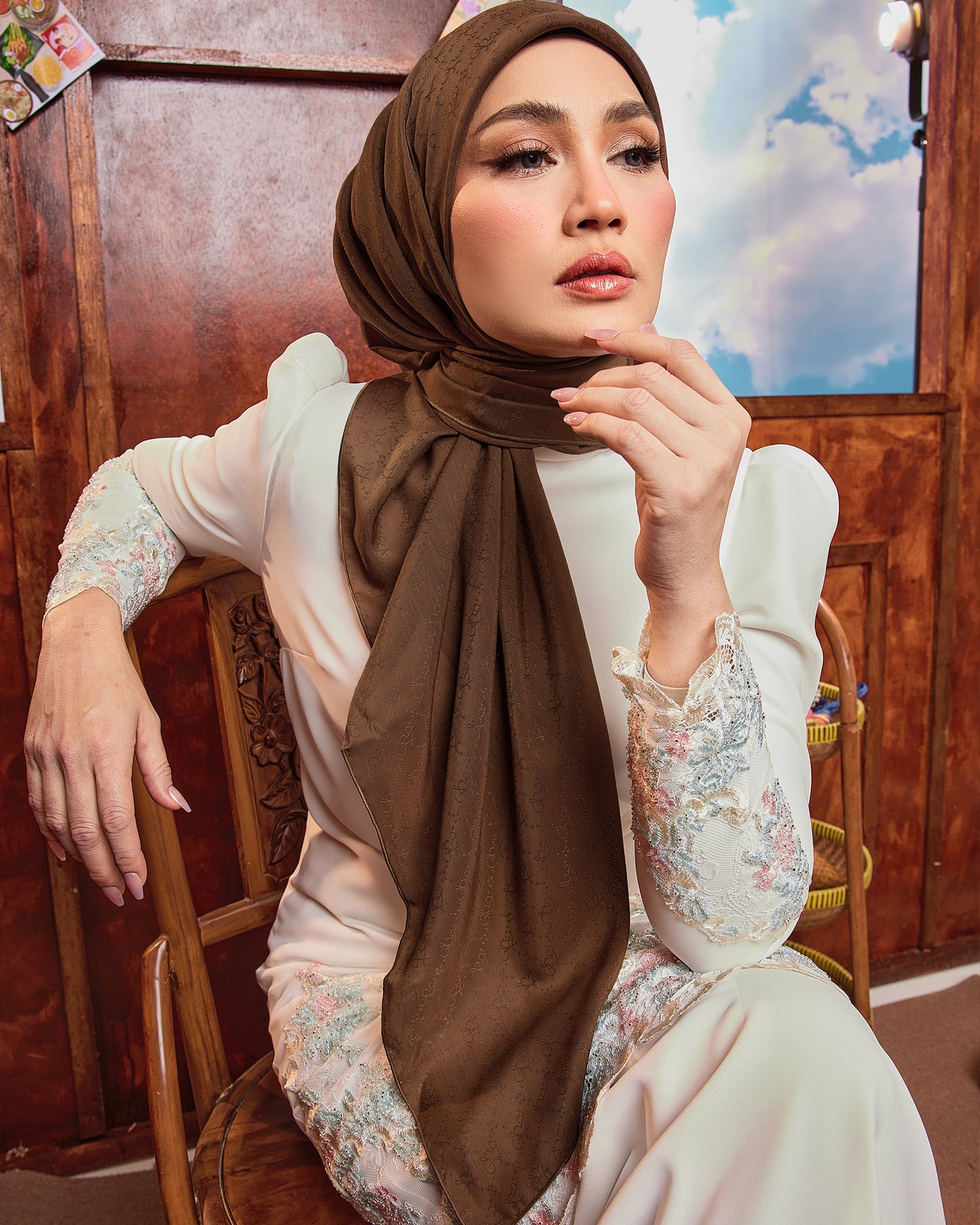 Raya Delight in Walnut