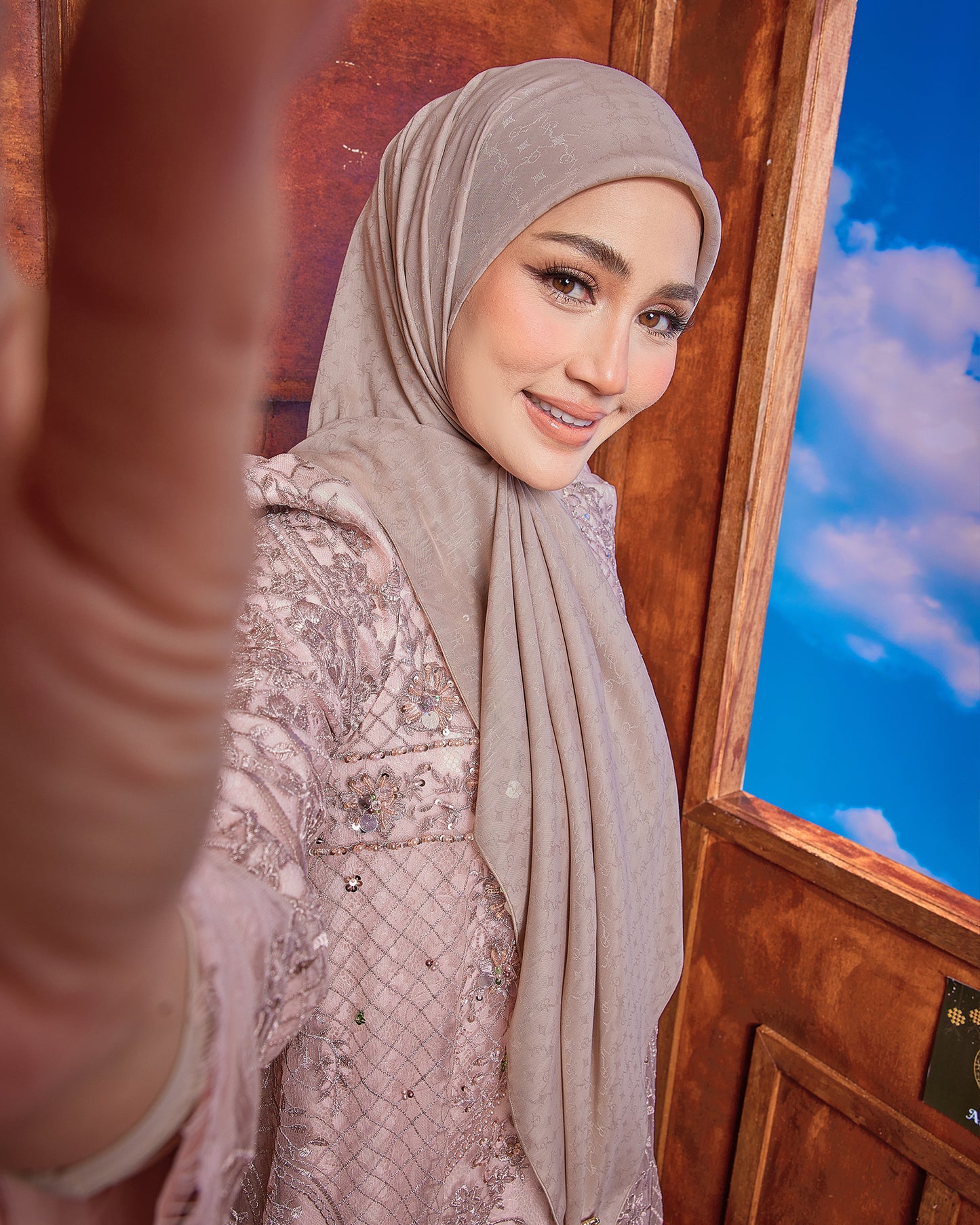 Raya Delight in Nude