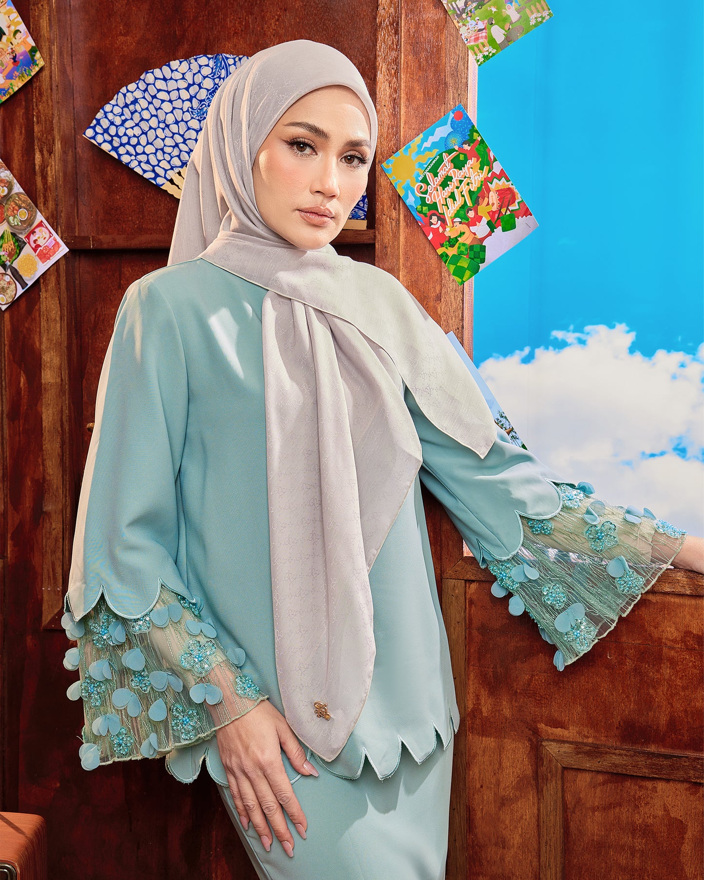 Raya Delight in Light Grey
