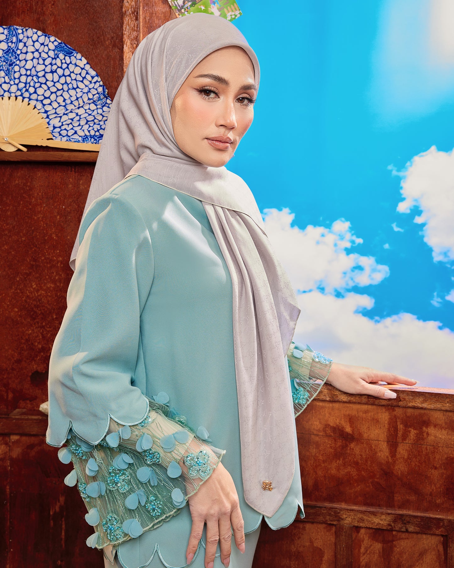 Raya Delight in Light Grey