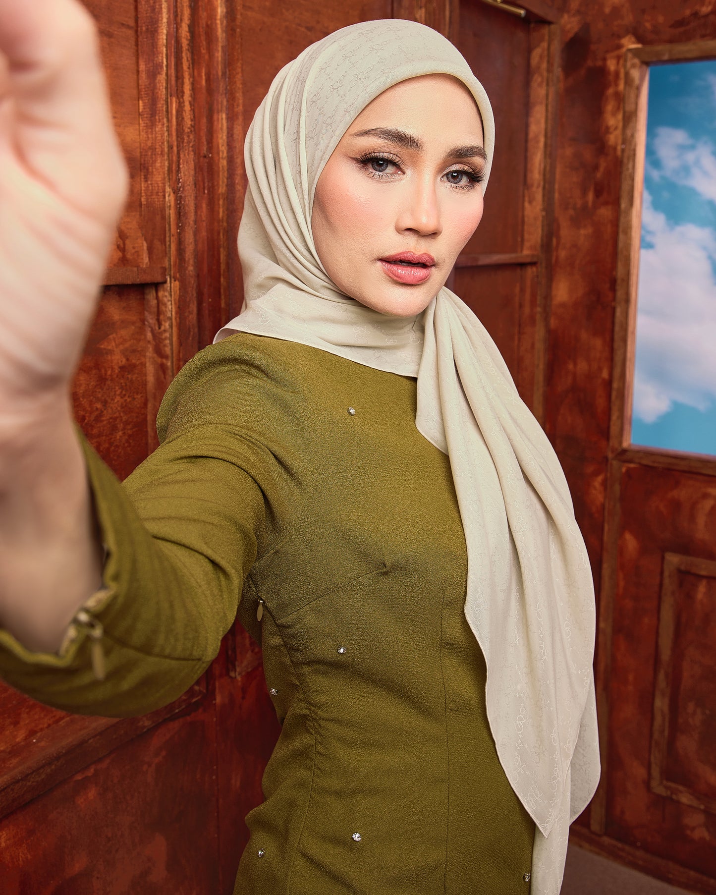 Raya Delight in Ivory