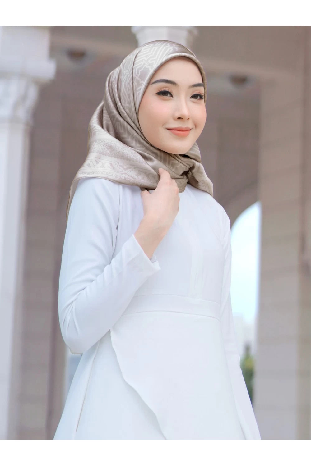 Alhambra Square in Beige