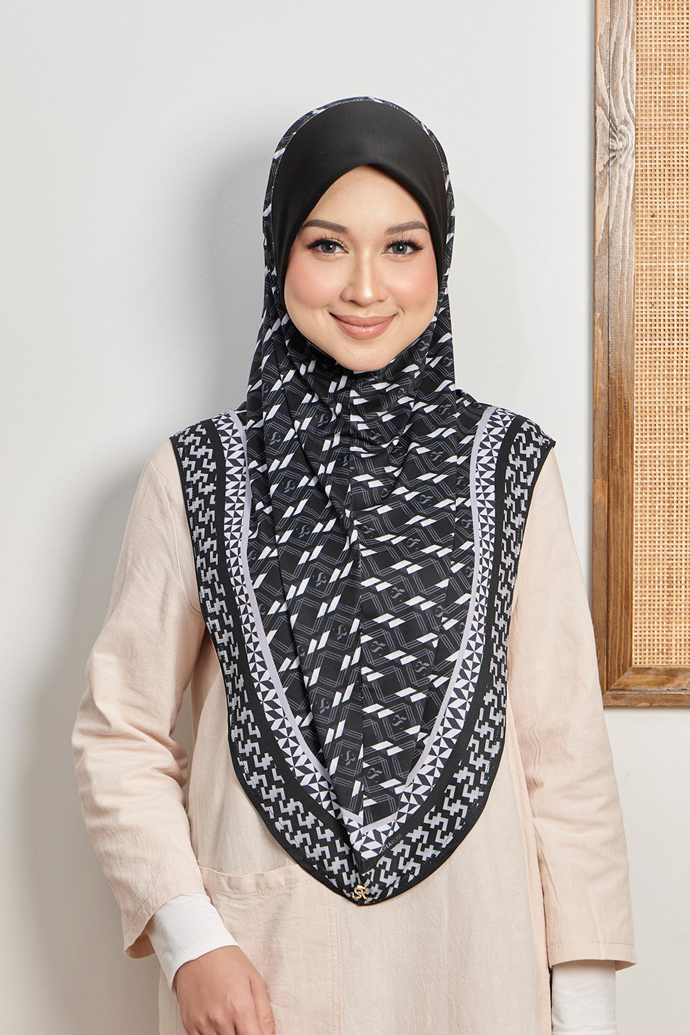 Janna Carla in 06 Black