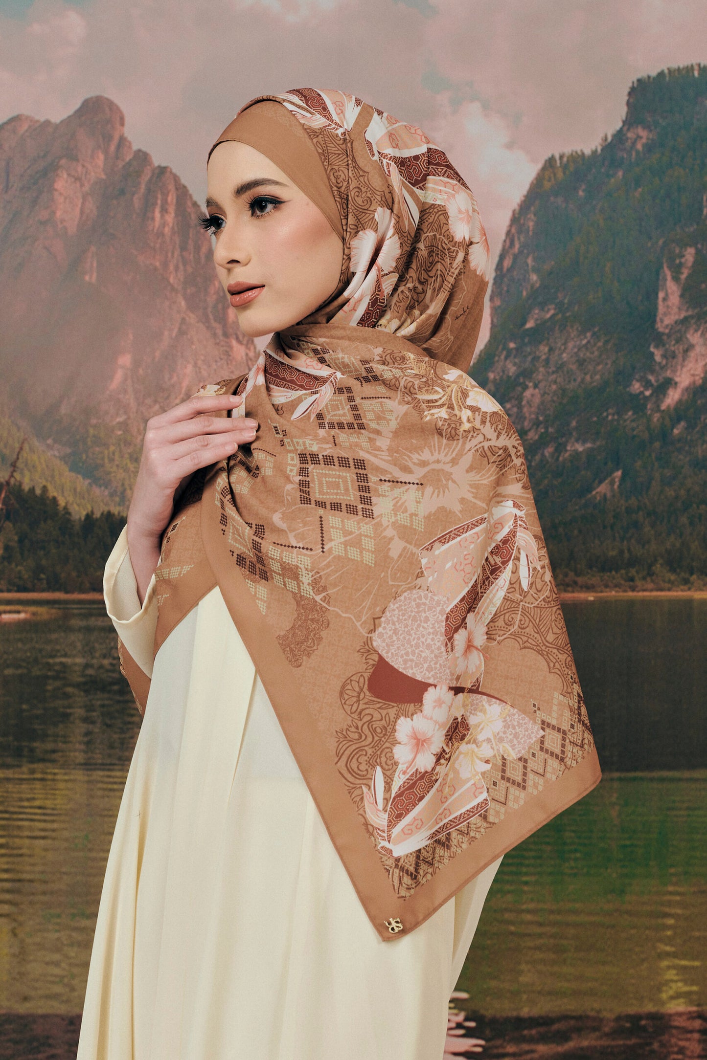 Durra Seroja Shawl in Brown