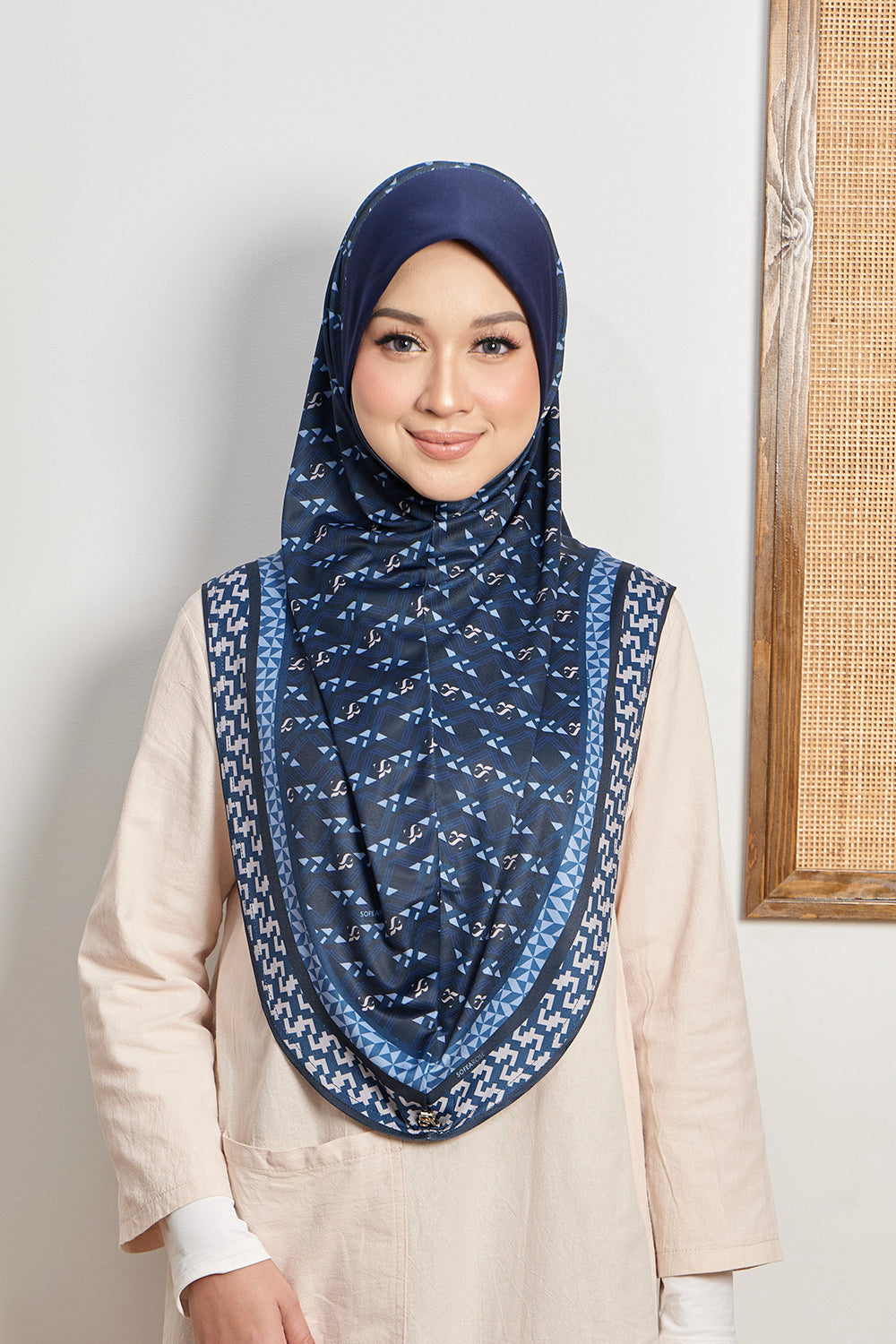Janna Carla in 07 Dark Blue