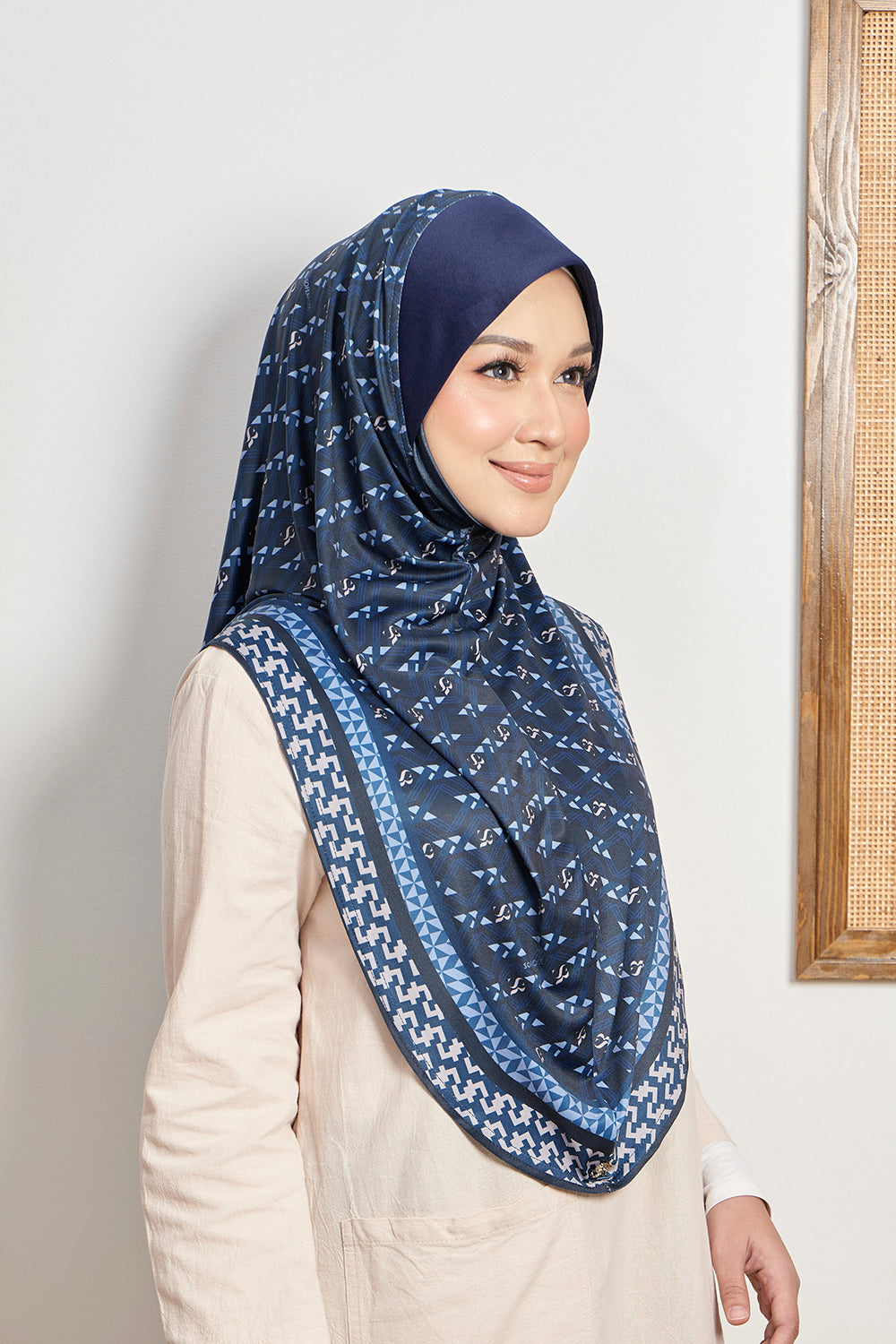 Janna Carla in 07 Dark Blue