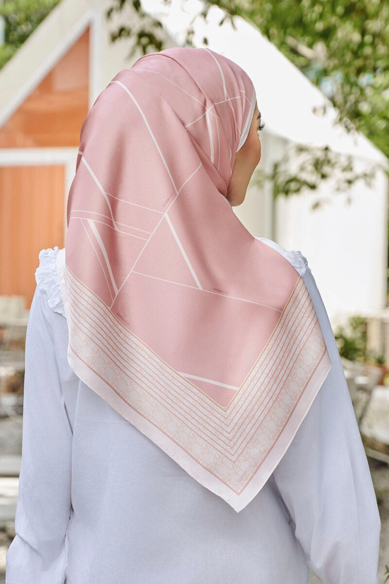 Laneeya Auryn in Dramatic Daisy