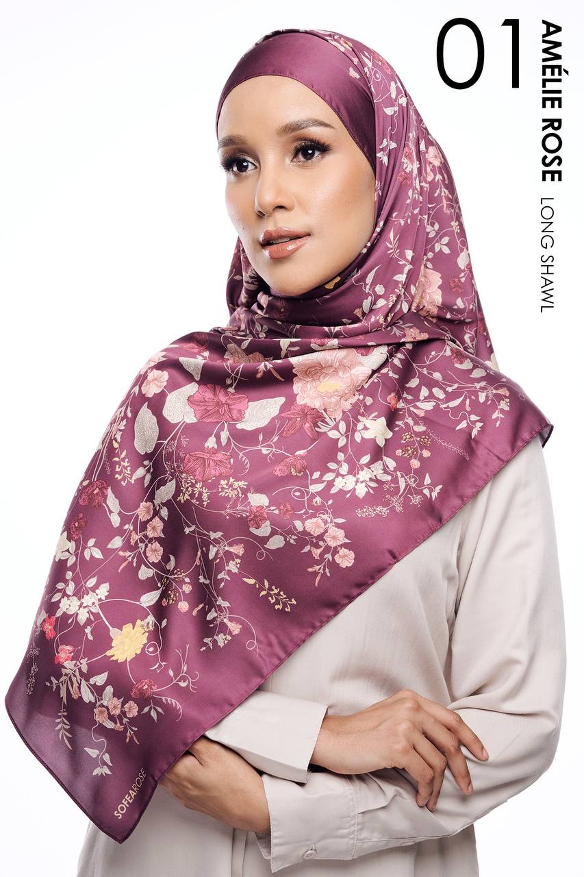 Amélie Rose in Mae (Shawl)