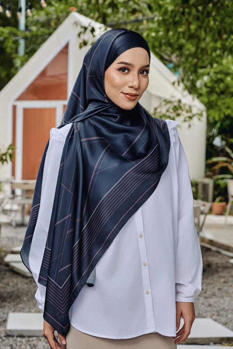 Laneeya Auryn in Eccentric Edith