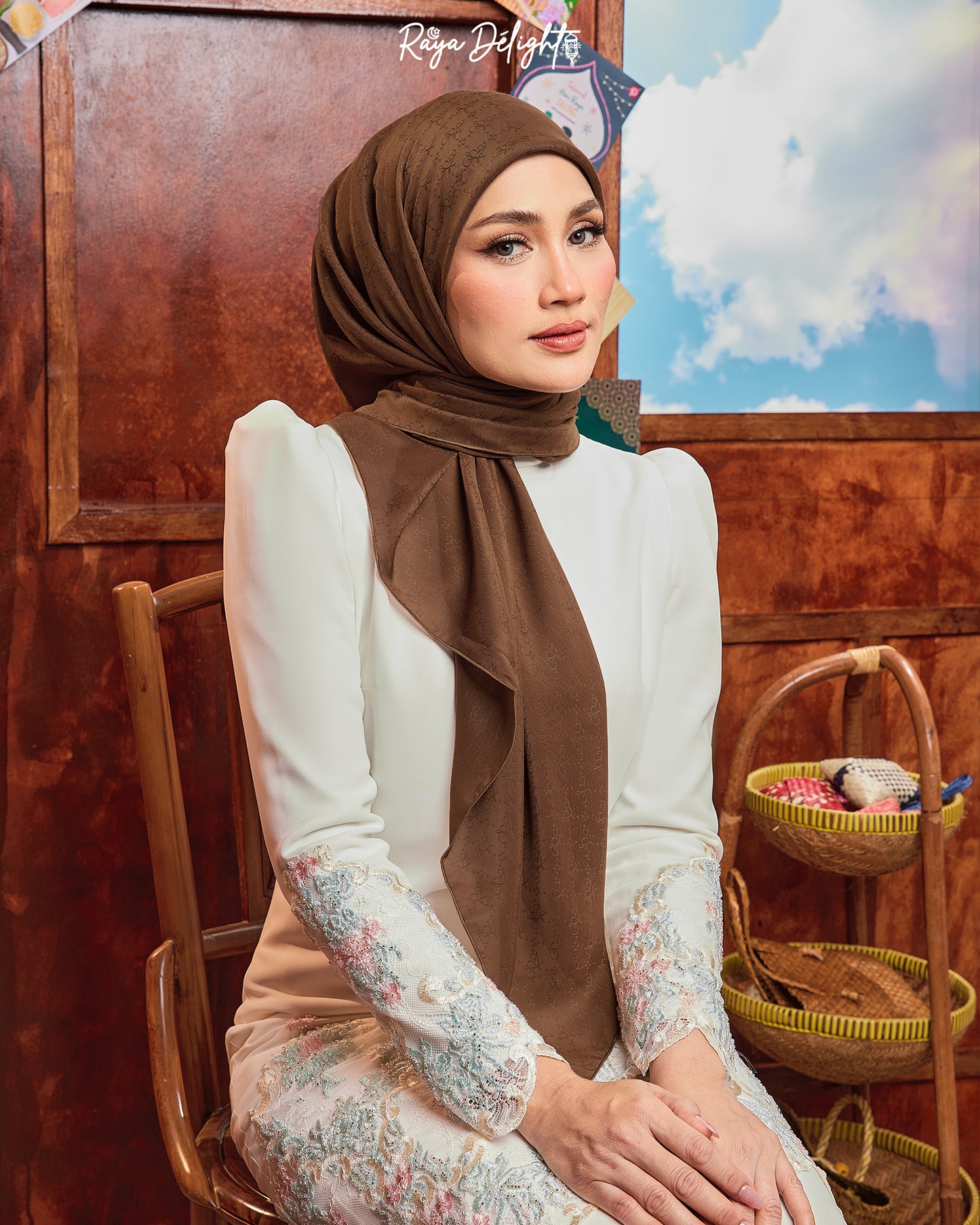 Raya Delight in Walnut
