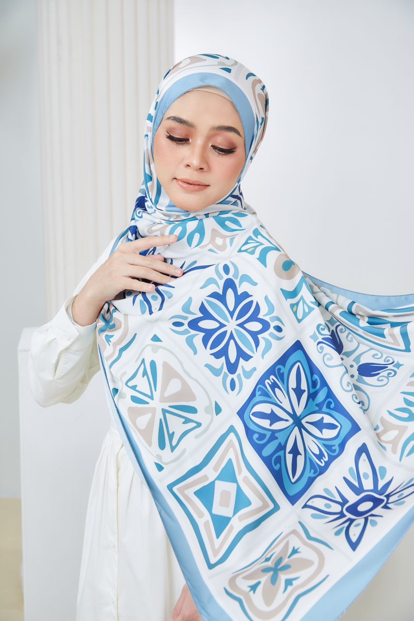 Ozel in Blue Shawl
