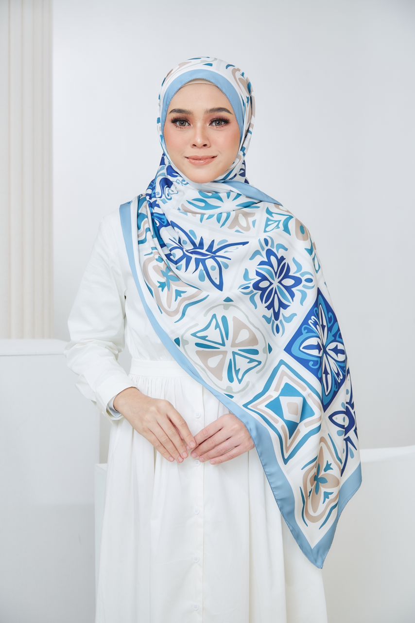 Ozel in Blue Shawl