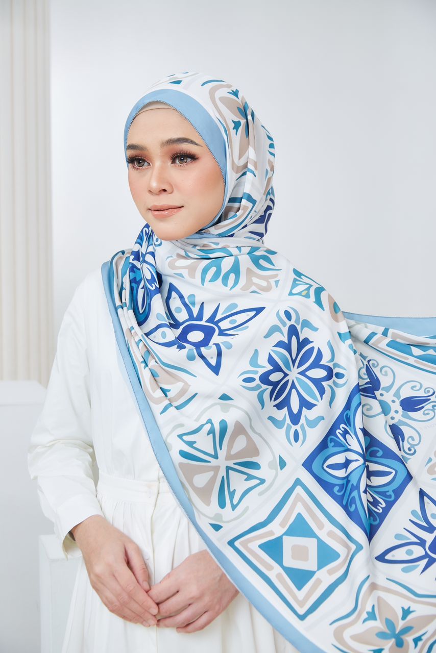 Ozel in Blue Shawl