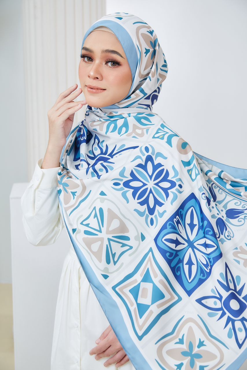 Ozel in Blue Shawl