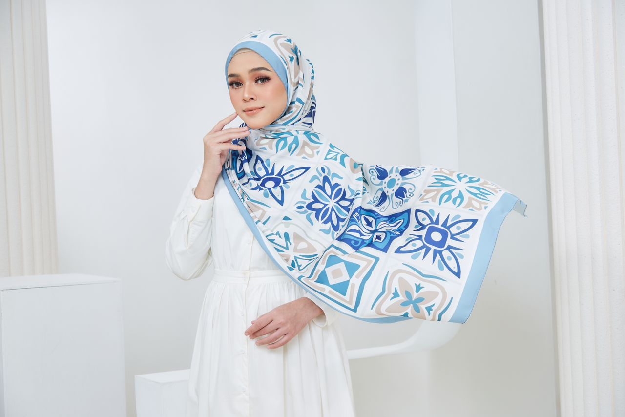 Ozel in Blue Shawl