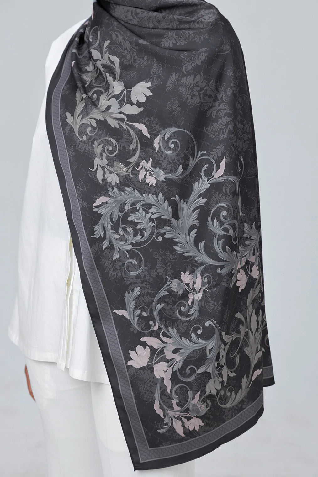 Baroque in Midnight Black