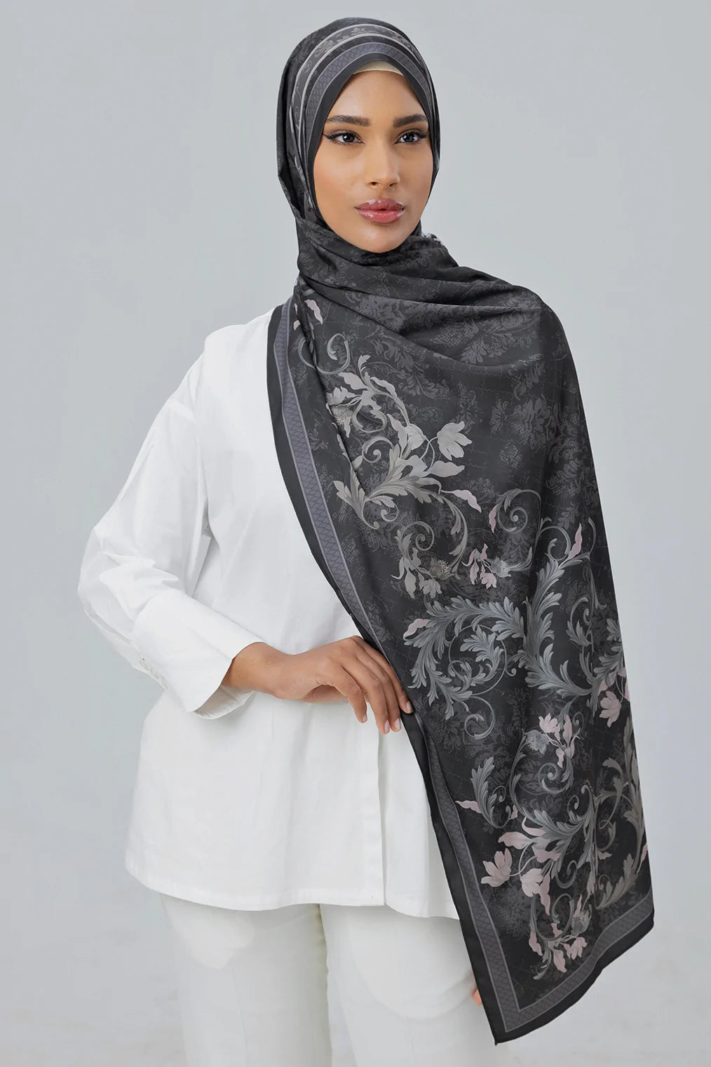 Baroque in Midnight Black