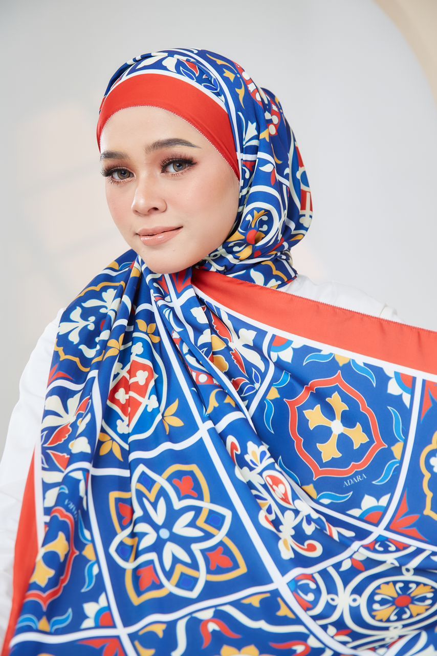 Ozel in Orange Blue