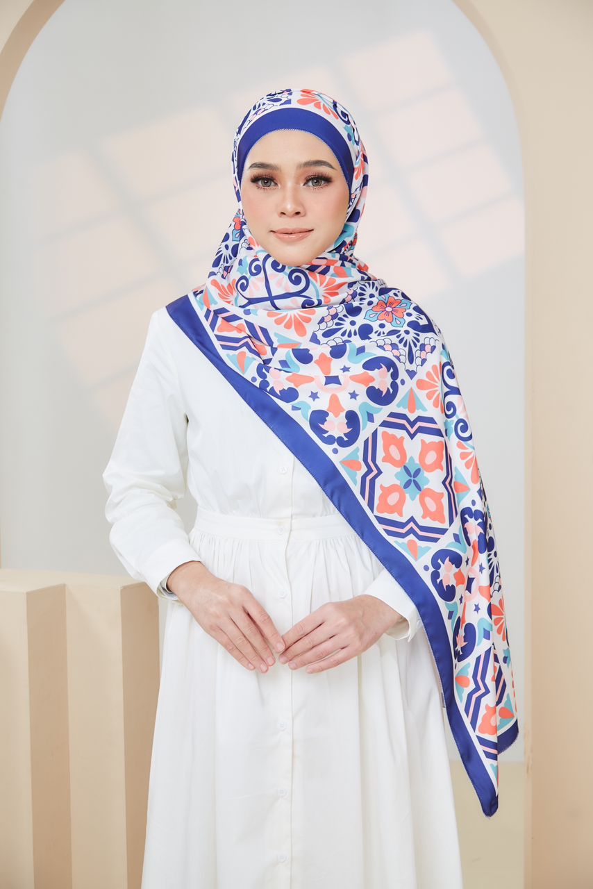 Ozel in White Blue
