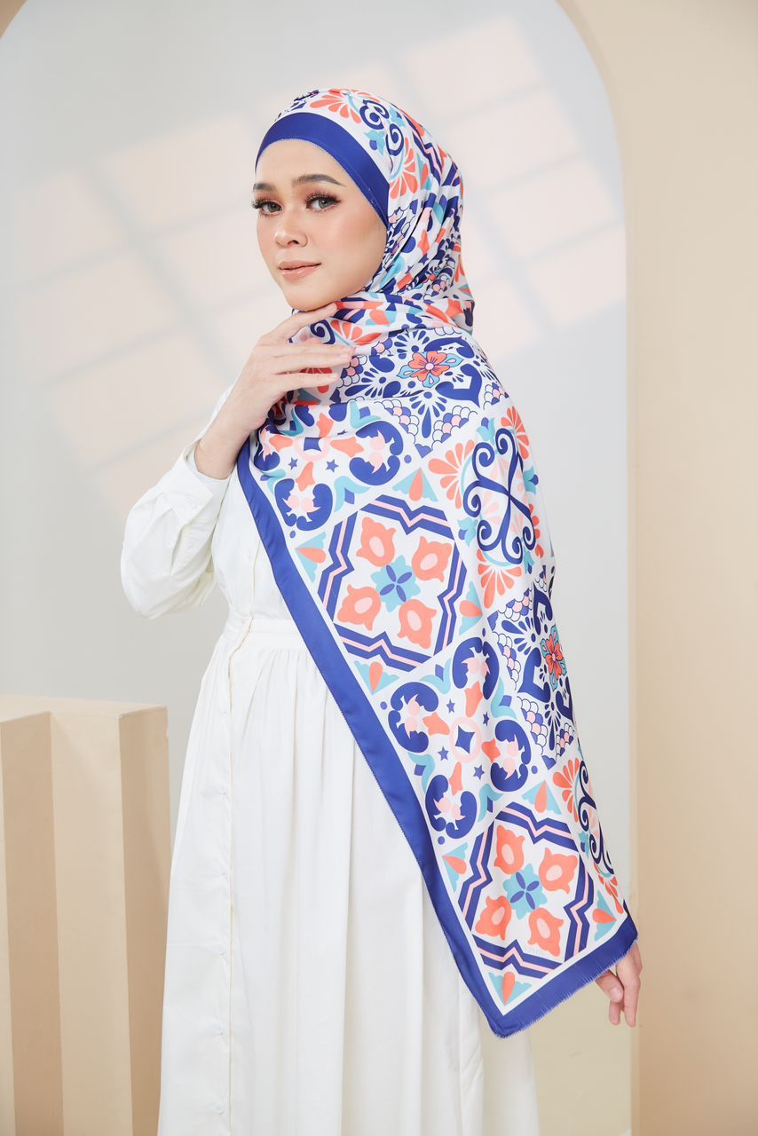 Ozel in White Blue