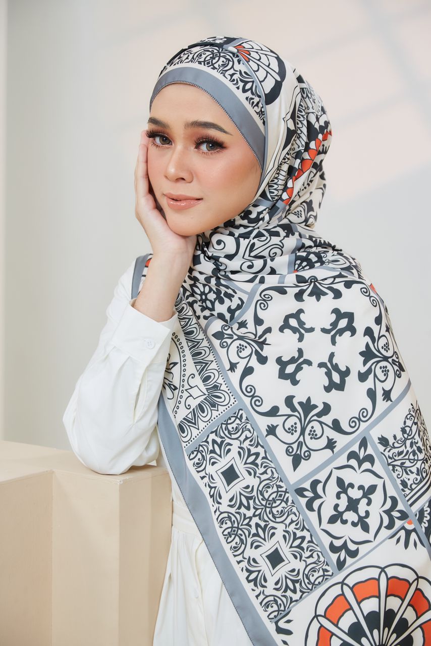 Ozel in Grey Shawl