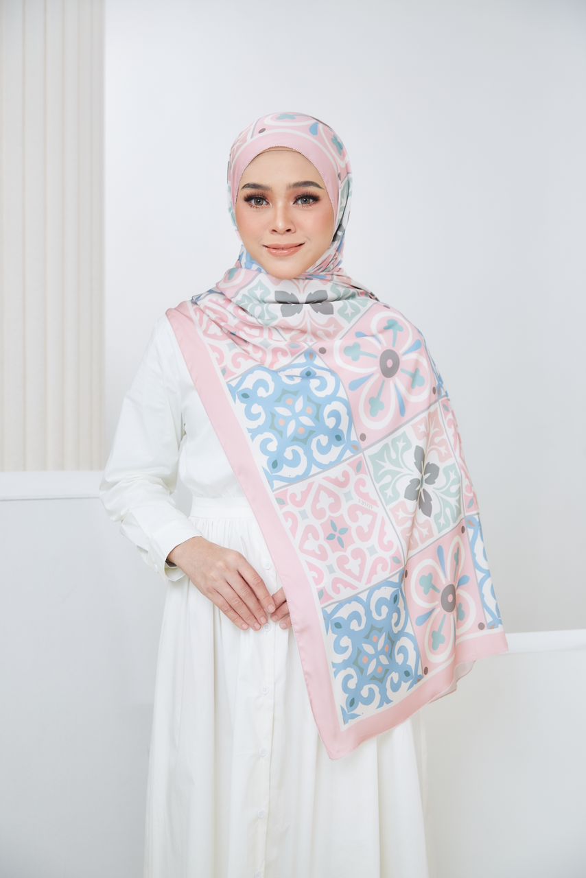 Ozel in Pink Shawl