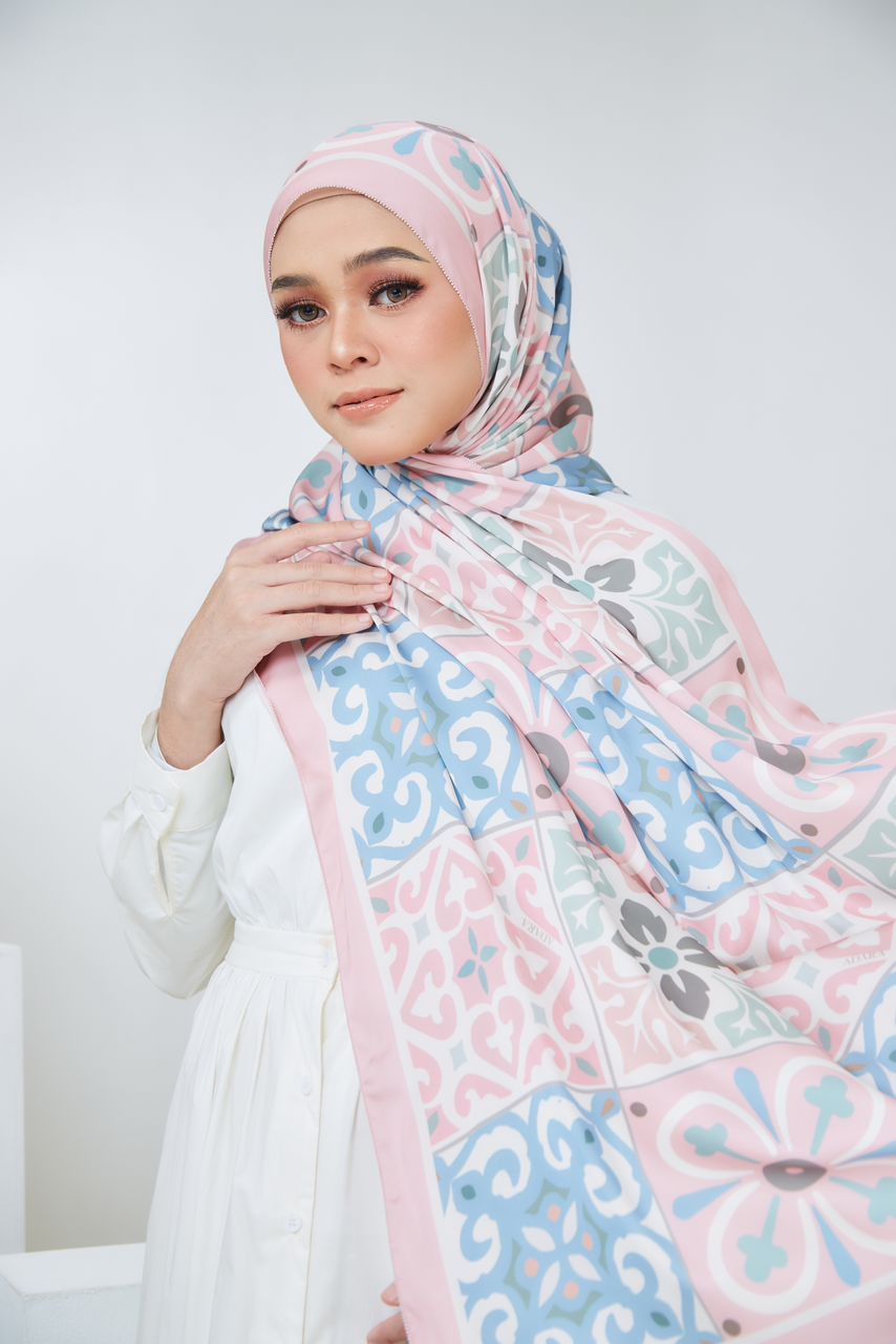 Ozel in Pink Shawl