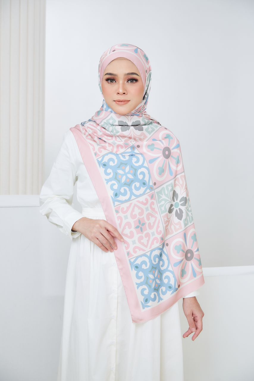 Ozel in Pink Shawl
