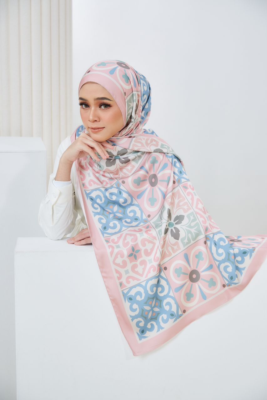 Ozel in Pink Shawl