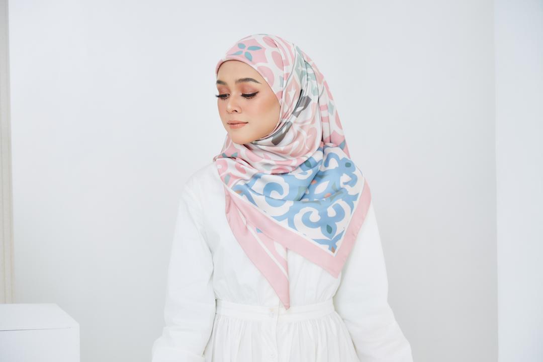 Ozel in Pink Square