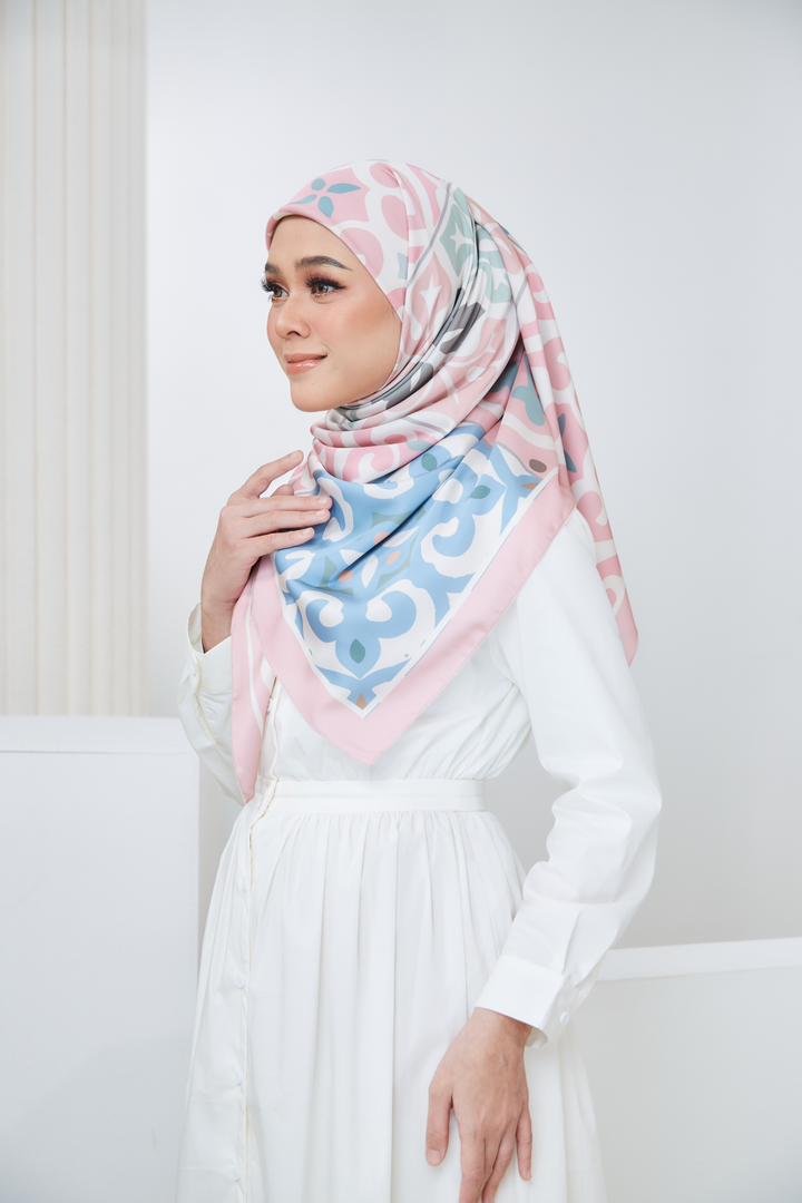 Ozel in Pink Square