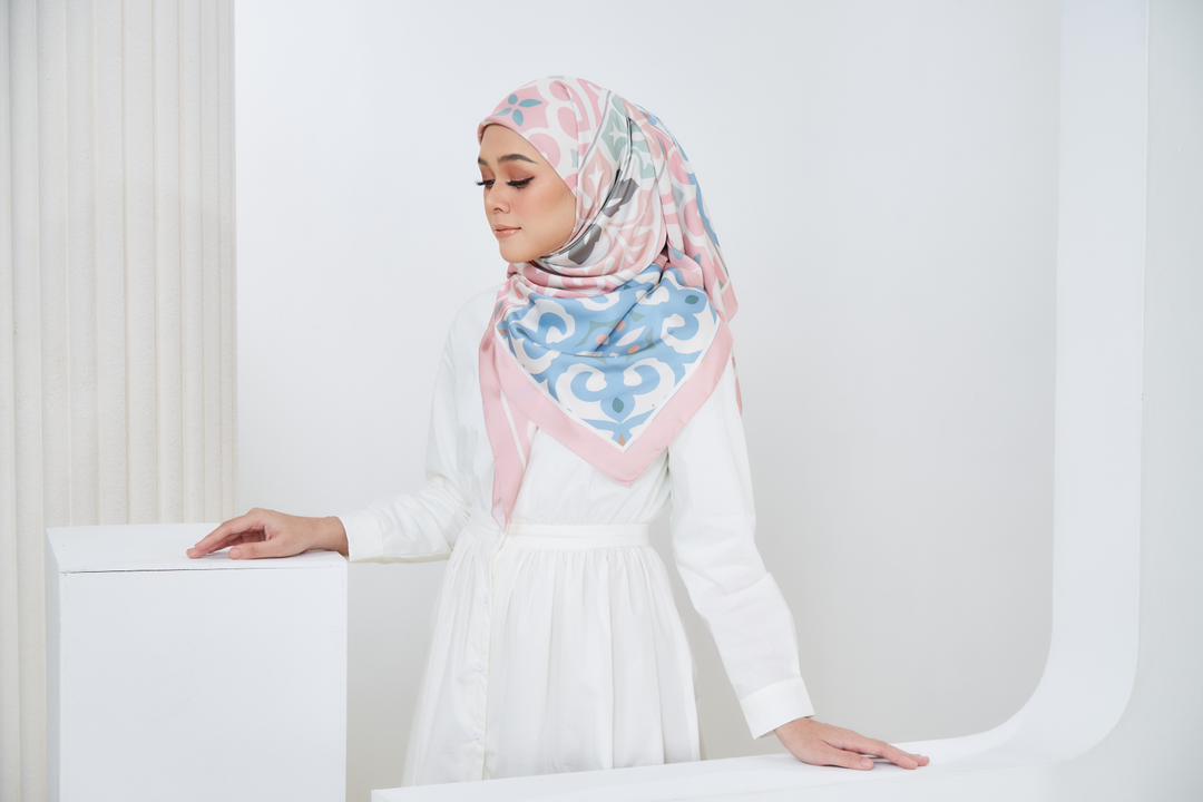 Ozel in Pink Square