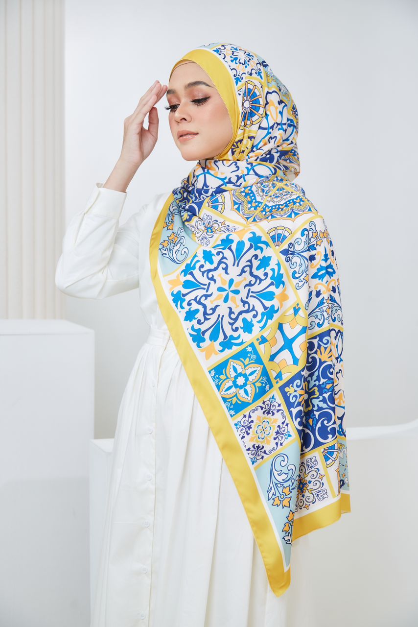Ozel in Yellow Shawl