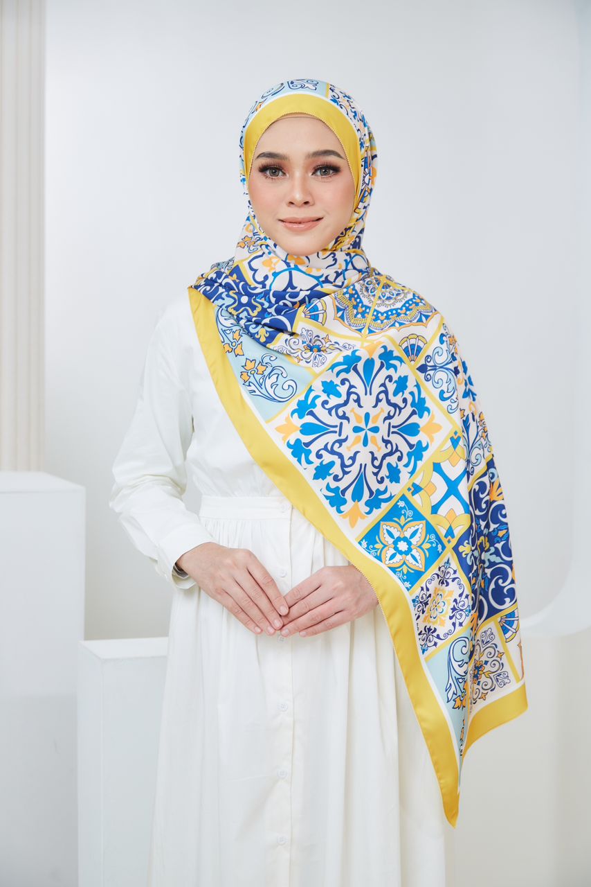 Ozel in Yellow Shawl