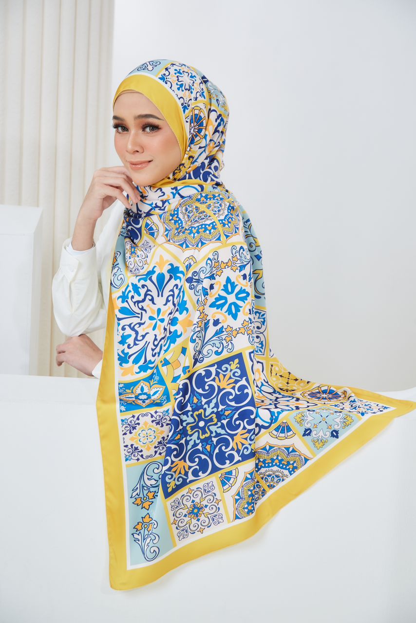 Ozel in Yellow Shawl