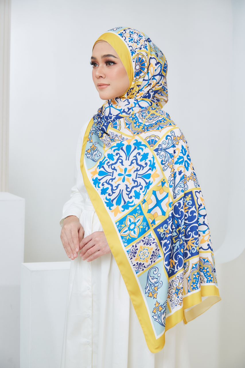 Ozel in Yellow Shawl