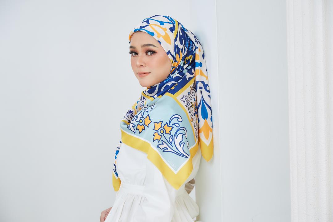 Ozel in Yellow Square