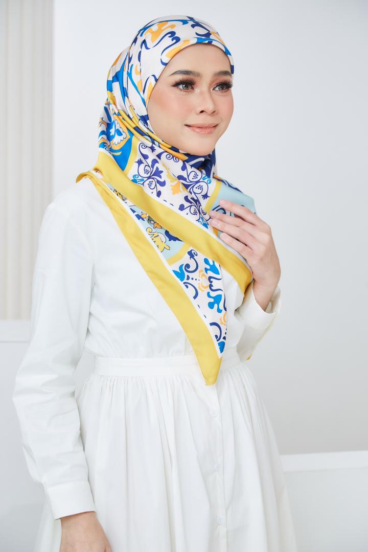 Ozel in Yellow Square