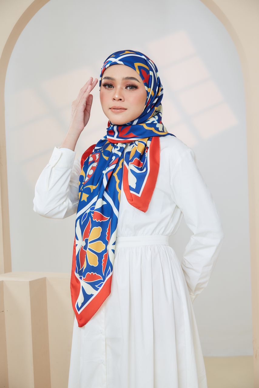 Ozel in Orange Blue Square