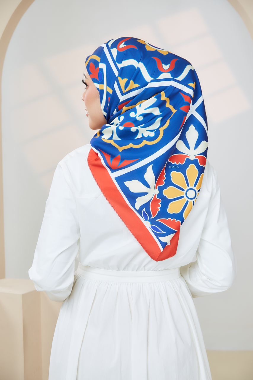 Ozel in Orange Blue Square