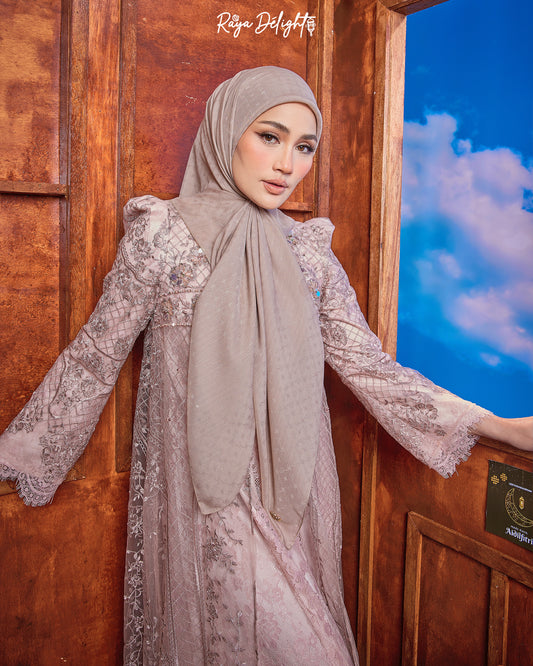 Raya Delight in Nude
