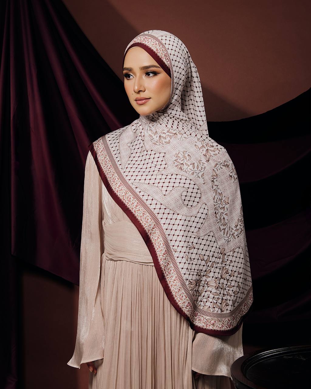 Giselle Yafa in White Maroon (Shawl)