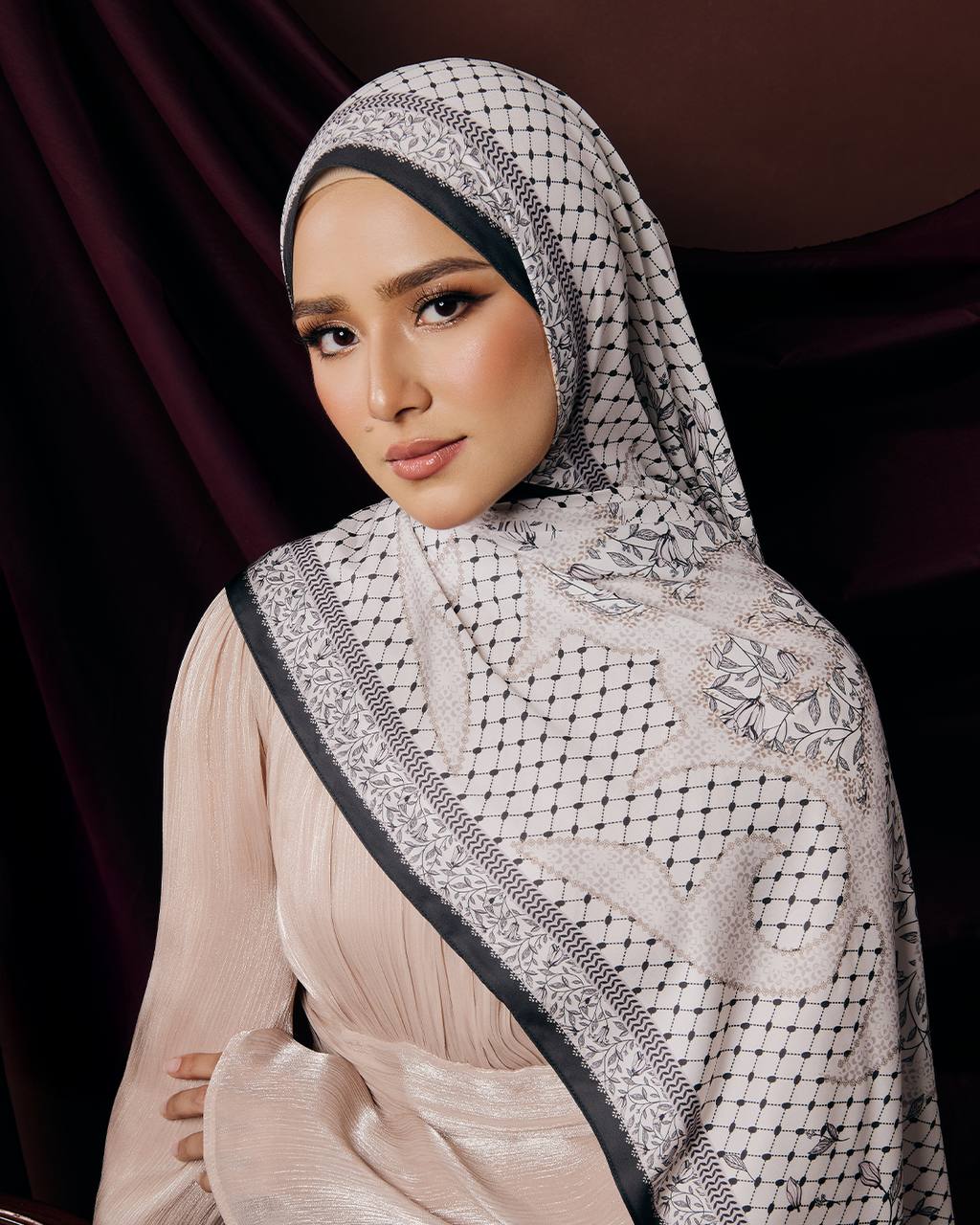 Giselle Yafa in White Black (Shawl)