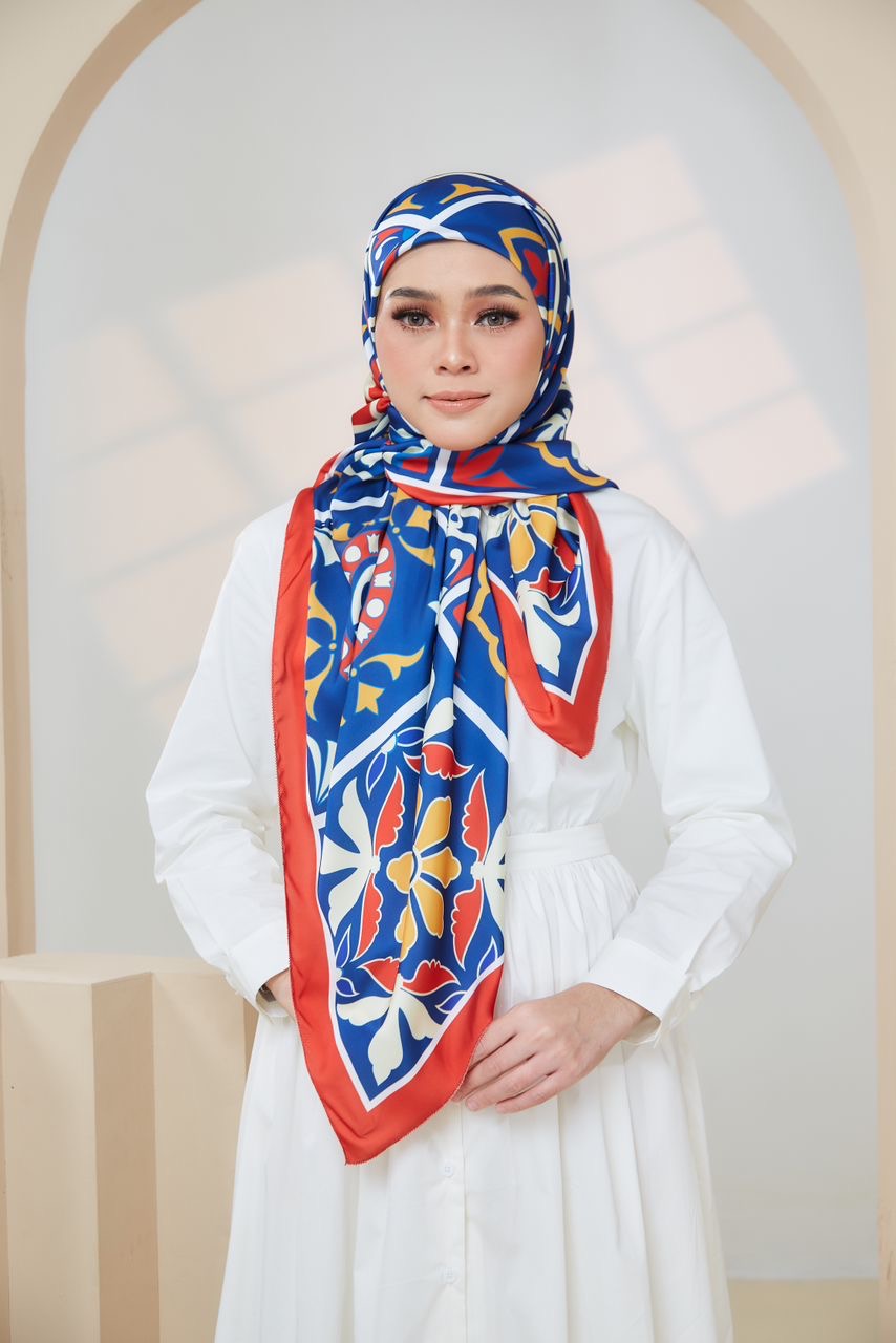 Ozel in Orange Blue Square