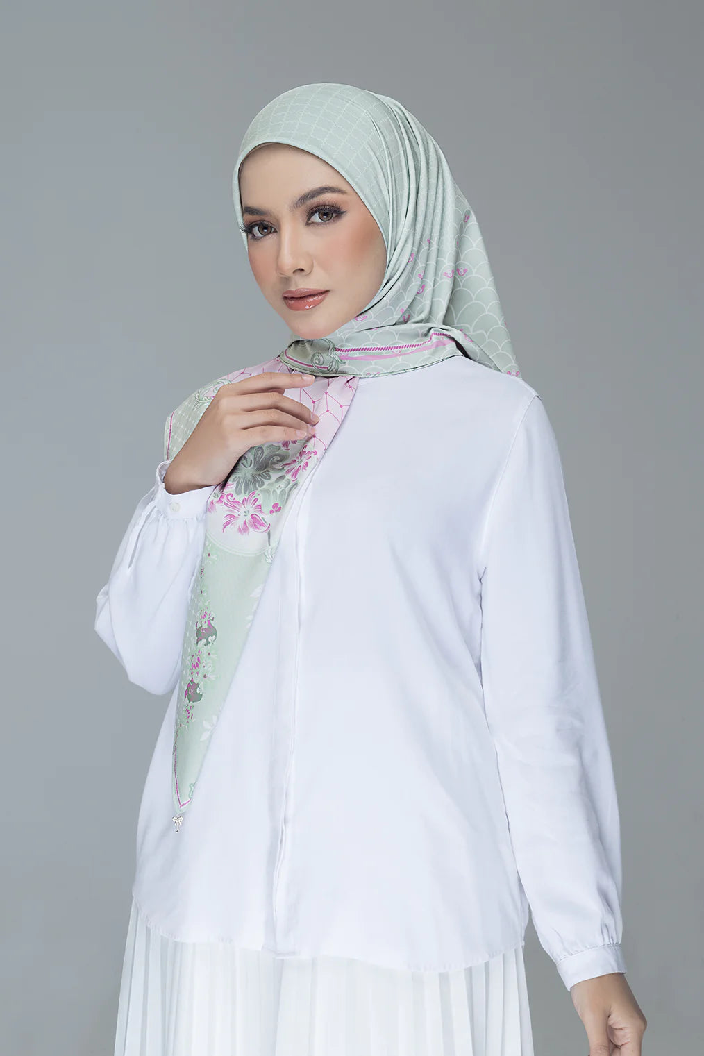 The English Tiles Square | Emilene in Green Pink