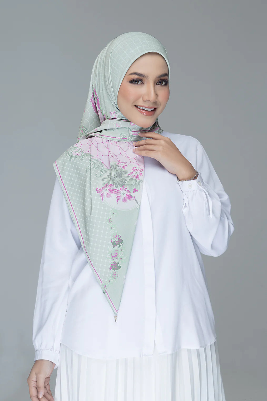 The English Tiles Square | Emilene in Green Pink