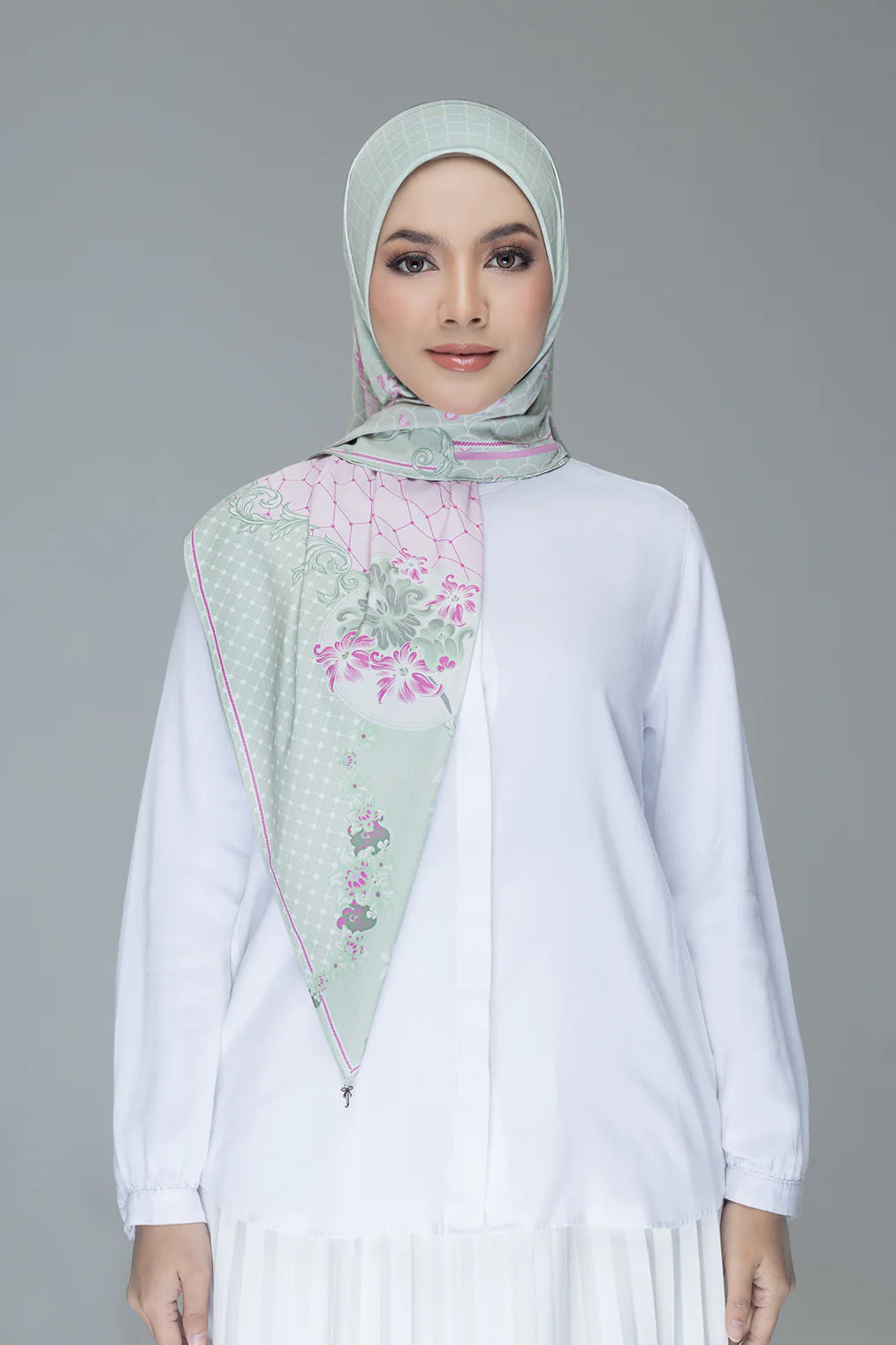 The English Tiles Square | Emilene in Green Pink