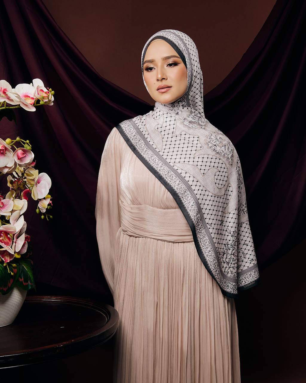 Giselle Yafa in White Black (Shawl)
